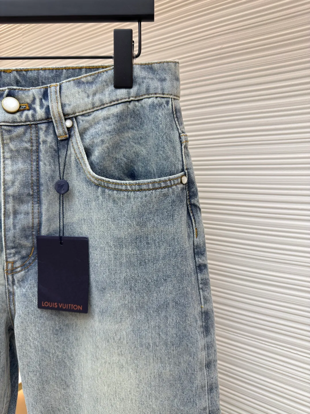 LOUIS VUITTON patch letter jeans ●Authentic product: 10800 purchase and development ●Item number: 1680027-B00 ●Fabric: denim fabric ●Technology: washed production ●Version: fitted version ●Weight: about 870 grams ●Size: 30-32-34-36 ●Description: Letters gold gold thread embroidered denim Brand presbyopia logo iconic pattern It has a strong street American style and is very chic. The whole piece is still the same loose version as always, which hides the flesh. The regular denim lapel design gives people a smart and generous look. Customized logo buttons and leather labels come with a full set of accessories. It is cool, stylish and fairy-like. It is also an absolute C-position piece and is highly recommended!  Very heavy work, exquisite details, special washing process, multiple washings can show the same perfect washing color effect as the original. The overall wiring is straight and delicate, the fabric is comfortable and soft, and the color is consistent without color difference. It can be matched with the same style to create a fashionable look and control various occasions. Customized accessories, complete with three standards, same style for men and women!